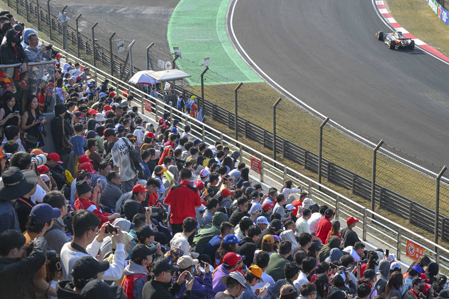 阿斯顿马丁险胜法拉利，汉密尔顿点燃赛场