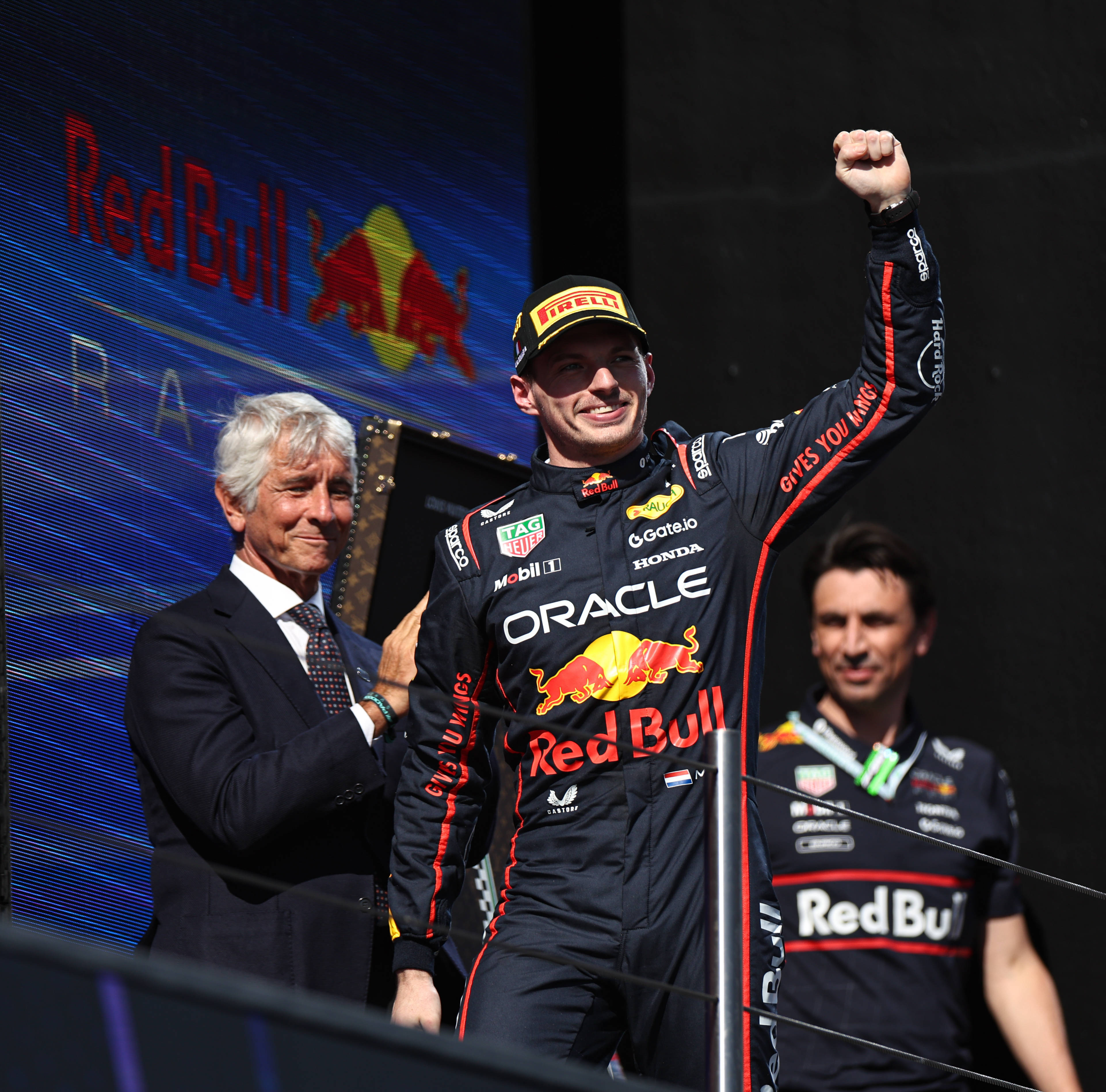 红牛车队完胜哈斯车队，拉塞尔带队取胜