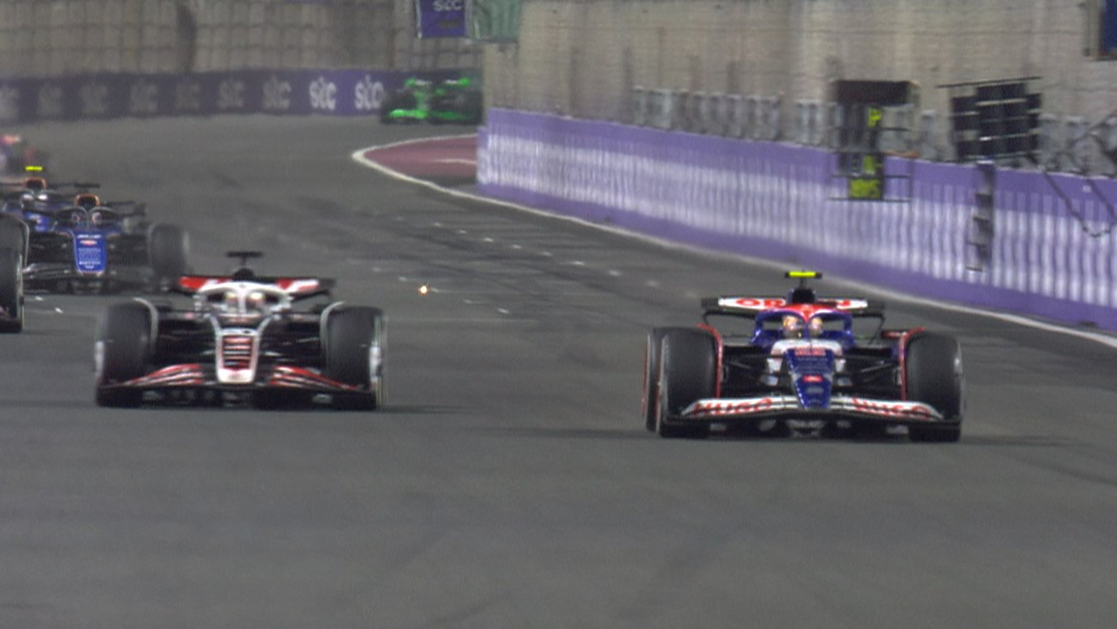 红牛车队完胜哈斯车队，拉塞尔带队取胜