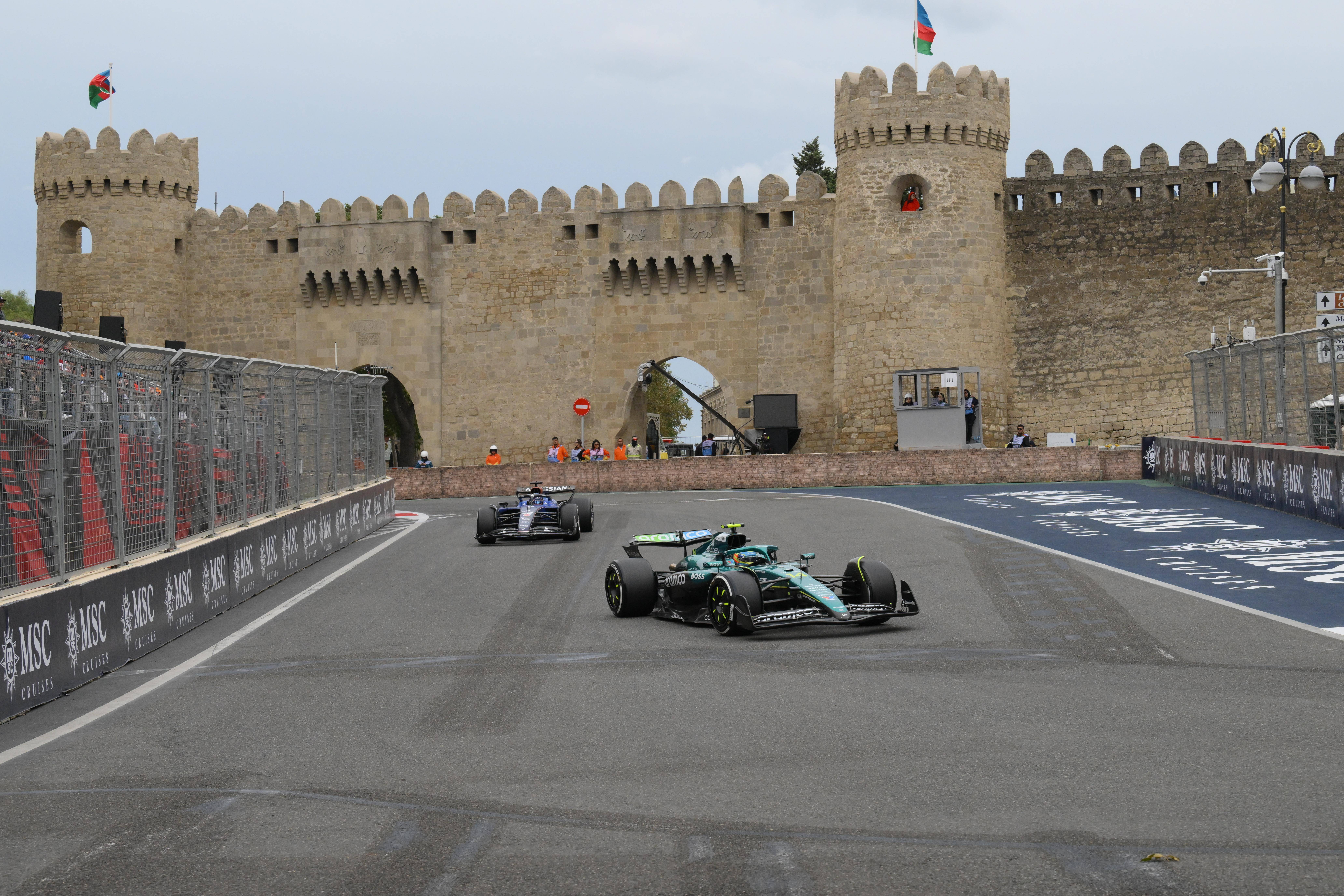 红牛车队险胜威廉姆斯，塞恩斯扛起全队